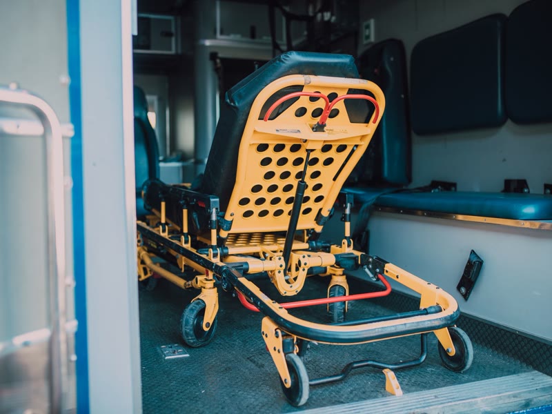 Maca preparada dentro do compartimento de uma ambulância
