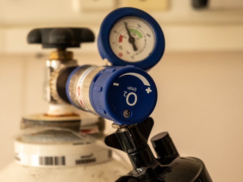 Regulador de oxigênio com manômetro e ajuste de fluxo em litros por minuto